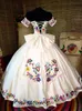 メキシコのカラフルな刺繍Quinceaneraドレスショルダーサテンレースアップボールガウンスウィート15ドレス女の子シャルロヴェスディドプロ