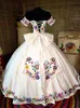 Mexikanska färgglada broderade Quinceanera-klänningar Tema off Shoulder Satin Spetsbollklänning Söt 15 klänning Flickor Charro Vestidos Bal