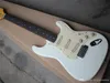 Chitarra elettrica bianca con battipenna bianco latte, tastiera in palissandro, pickup SSS, hardware cromato, offre servizi personalizzati