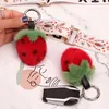 Vrai Vrai Fur Fur Strawberry Pompom Sac charme de porte clés de trasse Keychain Pendard