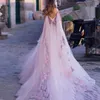 Boho Brautkleid 2020 3D Blumen Hellpurpurnes Strand-Braut-Kleid mit V-Ausschnitt Backless Puff Tüll Brautkleider langen Zug bodenlangen