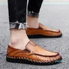 Venta caliente-Zapatos de hombre hechos a mano Mocasines de cuero genuino Moda Hombres cómodos Zapatos casuales al aire libre Mocasines transpirables suaves Marca