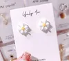 Doux acrylique petite marguerite boucles d'oreilles pour femmes filles nouvelle fleur blanc et jaune boucle d'oreille mariage nuptiale fête vacances bijoux epacket