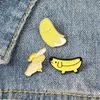 Dessin animé banane pistolet chien broches jaune émail épinglettes vêtements sac Punk bijoux cadeau pour un ami