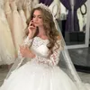 Luxury bollklänning bröllopsklänningar bateau långa ärmar från axeln spets netto appliced ​​katedral brudklänningar eleganta arabiska dubai skräddarsydda vestidos de novia