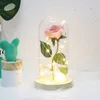 Rose rouge moyenne dans un dôme en verre sur une base en bois pour les cadeaux de la Saint-Valentin LED Rose Lamps Christmas