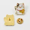 K356 Şanslı Kedi Sevimli Metal Emaye Pimleri ve Broşlar Yakız pimi sırt çantası torbaları rozeti serin hediyeler 1pcs292w