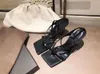 Pakiet pochodzenia Chic Sky Blue V Stretch Stretch Sandal Designer Designer Obcasy Stabilne Oryginalne Skórzane Buty z Squared Sole Tradingbear