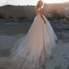 2020 Scoop Lace Applique A Line Bröllopsklänningar Ärmlös Tulle Boho Bridal Gown Vestido de Noiva Långt tåg Trouvkleed