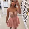 Élégant Nouveau V Cou Blush Rose Perles Courtes Robes De Soirée Sans Manches Robes De Soirée Sheer Dentelle Perles Mini Cocktail Robes Z25