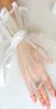 Romantisk Tulle Bridal Handskar Kort spets Edged Kvinnor Handskar Formal Occasion Bröllopshandskar Bröllop Tillbehör Fingerless Armband Längd Al6943