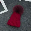 Bonnets côtelés unis de concepteur avec boule de fourrure de renard véritable amovible tricoté acrylique chapeaux chauds d'hiver 3 tailles pour bébé enfants adultes Slo1006484