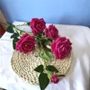 Поддельный Long Stem Velvet Rose (5 стеблей / шт) 35,43" Длина симуляторы Угловая Розы для свадьбы Главная Декоративные искусственные цветы