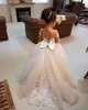 フラワーガールズドレスの結婚式の長袖レースAラインキッズフォーマルウェアニーレングス多層ガールズポケットレッドドレス