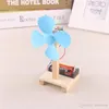 Assembléia manual escolar para pequeno brinquedo de ventilador elétrico com produção tecnológica, ciência simples e simples do experimento físico