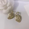 C2228 Boucles d'oreilles ovales dorées classiques en Europe et aux États-Unis, style rétro délicat, en forme de cœur, à la mode pour femmes, 5088100