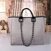 2023 Hot Sell Fashion Bag stor kapacitet PU TOTE Flower White Grid axelväska Gratis leverans Hoot Chain Bagp Brown Black Bags Gift Plånbok