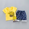 Yaz Çocuk Bebek Giysileri Erkekler İçin Set Kesim Karikatür Hayvan Bebek Giyim Takım Zürafa Top Tshirt Toddler Kıyafet 1 2 3 4 yıl LJ24882025