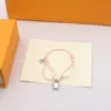 Europa América Estilo de moda Hombres Dama Mujeres Pulsera de cuerda de color de acero titanio con iniciales en V grabadas Encanto de bloqueo de plata