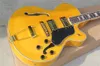 Guitare électrique jaune creuse personnalisée en usine avec reliure blanche, micro HH, touche en palissandre, accordeurs dorés, pickguard noir, peut être personnalisé