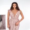 Bling Pink Blush Abiti da sera Sexy scollo a V senza maniche Paillettes Piuma di pizzo Mermaid Prom Dress Sweep Train Abito da festa formale su misura