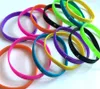 50 pcs couleur 7mm largeur sérénité prière dieu m'accorde Bible croix bracelets en Silicone bracelets entier chrétien Jewe301v