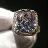 Luksusowy 8ct Diamond Pierścień 14K Biała Gold Biżuteria Moissanite Sąd Zaręczyny Pierścienie Ślubne Pierścienie Dla Kobiet Bridal Party Accessory LJ200828