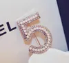 Yeni Altın Gümüş Renk Broşlar Mektubu 5 Kadınlar Için Tam Kristal Rhinestone Pins Parti Inci Çiçek Numarası Broş Takı Toptan