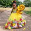 黄色いボールガウンビーズの花の女の子の服のためのウェディングシアージュエルネック3Dアップリケパージェントガウンチュールファーストコミッションドレス