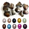 Austern im Großhandel mit gefärbten Naturperlen im Inneren. Zu Hause geöffnete Austern. Perlenaustern in Vakuumverpackung