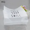 La envoltura de regalo 100pcs / lot translúcida bolsa de plástico helada con las manijas Mantenga su sonrisa Pequeñas bolsas de embalaje 24 * 30 cm ¡Venta al por mayor! 6/27