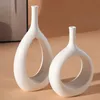 2pcs Arte astratta Vaso in ceramica bianco e nero vuoto Decorazione composizione floreale da tavolo Decorazione floreale moderna per la casamatrimonio