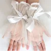 ロマンチックなチュールブライダルグローブショートレースエッジの女性手袋フォーマルな機会の結婚手袋ブライダルアクセサリーの指なし手首の長さAL6943