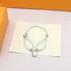 Europa América Estilo de moda Hombres Dama Mujeres Pulsera de cuerda de color de acero titanio con iniciales en V grabadas Encanto de bloqueo de plata