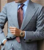 Сшитое Groomsmen Пик нагрудные Groom Tuxedos Серый с Stripe Мужские костюмы Свадебные / Prom / ужин Шафер Blazer (куртка + штаны + Tie) K545
