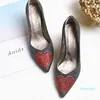 Gros-bon marché et fournisseur de haute qualité Glitter en forme de coeur à bout pointu Talons Slip-on Escarpins Chaussures formelles de femmes