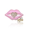 Kvinnor Crystal Heart Lip Brosch Brev Kiss Brosch kostym Lapel Pin Fashion Smycken Gåva för kärlek vän grossist pris