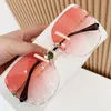 QPeClou 2020 Nuovo Alla Moda di Lusso In Metallo Occhiali Da Sole Senza Montatura Delle Donne di Modo Gradiente Colorato Occhiali Da Sole Femminile Senza Cornice Shades