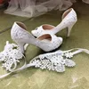 Chaussures de mariage en satin blanc Appliques en dentelle Paillettes Perles Brides à la cheville Peep Toe Chaussures de mariée à talons hauts Ruban Plus Taille Femmes Pompes 257d