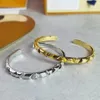 Europa America Fashion Style Uomo Donna Donna Acciaio al titanio Inciso V Iniziali Volt Multi Open Bangle Bracciale 2 Color316p