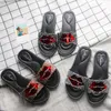2020 Novas mulheres chinelas de verão Red Lips Rhinestone Moda Sapatos femininos usam tendências casuais de tendência casual sandálias ao ar livre6227972