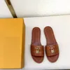 Zapatillas para mujer Sandalias de cuero blancas con cerradura de metal Diseñador Sandalia marrón roja Zapatos de playa de verano Zapatos de fiesta Size35-42