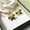 العلامة التجارية Pure 925 Sterling Silver Jewelry for Women Gold Color أقراط Flower Luck Clover Design حفل زفاف الحزب 200921