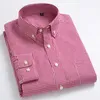 Herrstandard-passning långärmad mikro-check skjorta lappficka tunt mjuk 100% bomullsvita röda linjer kontrollerad rutig klänningskjorta245t