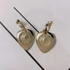 C2228 Boucles d'oreilles ovales dorées classiques en Europe et aux États-Unis, style rétro délicat, en forme de cœur, à la mode pour femmes, 5088100