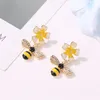 Stud Tempérament Personnalité Zircon Bee Boucles d'oreilles Sweet Flower Forme Asymétrique Insect Filles Cadeaux1