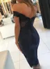 Sexig 2021 Navy Blue Sheath Cocktail Klänningar Elegant Off Shoulders Lace Appliques Backless Knee Length Prom Crows Mother Dress