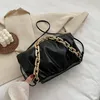Kvinnor pläterade moln handväskor mjuk metall kedja axelväska lyxig ren färg ruched hobos dam dumpling skrynkliga crossbody väskor