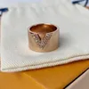 V Letter Diamond Threecolor Valfri Designer Ring Wide Version Simple Fashion Ring2657376