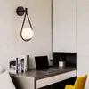 Nordisk personlighet kreativ vardagsrum metall vägglampa mode modern minimalistisk modell säng glas vägg lampa sovrum